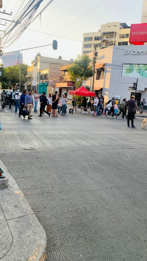 Los vecinos de Benito Juárez siguen bloquendo Insurgentes porque no resuelven el problema del agua.