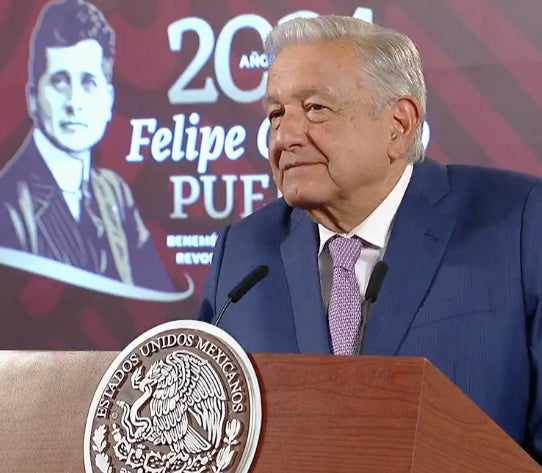 Lopez Obrador no descarta una fuga en ducto de Pemex.