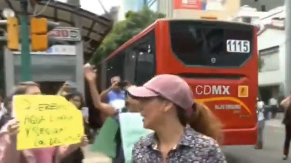 Los manifestantes no se retirarán hasta que les expliquen porqué el agua está contaminada.