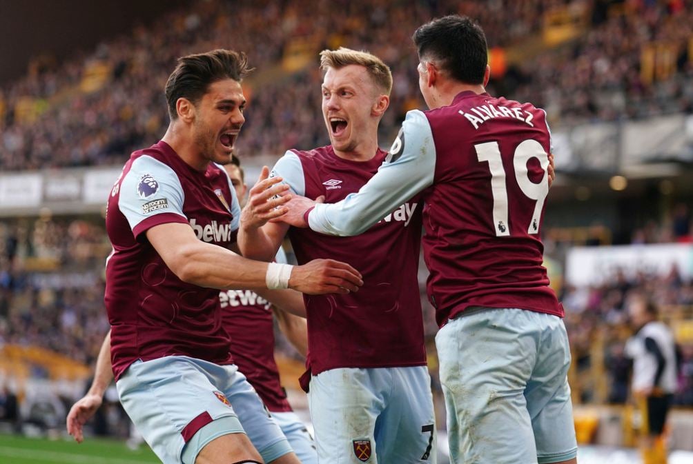 Edson en celebración con compañeros de West Ham