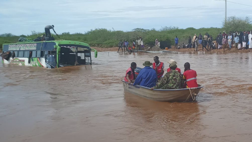 Un camión con 51 pasajeros fue arrastrado por el agua.