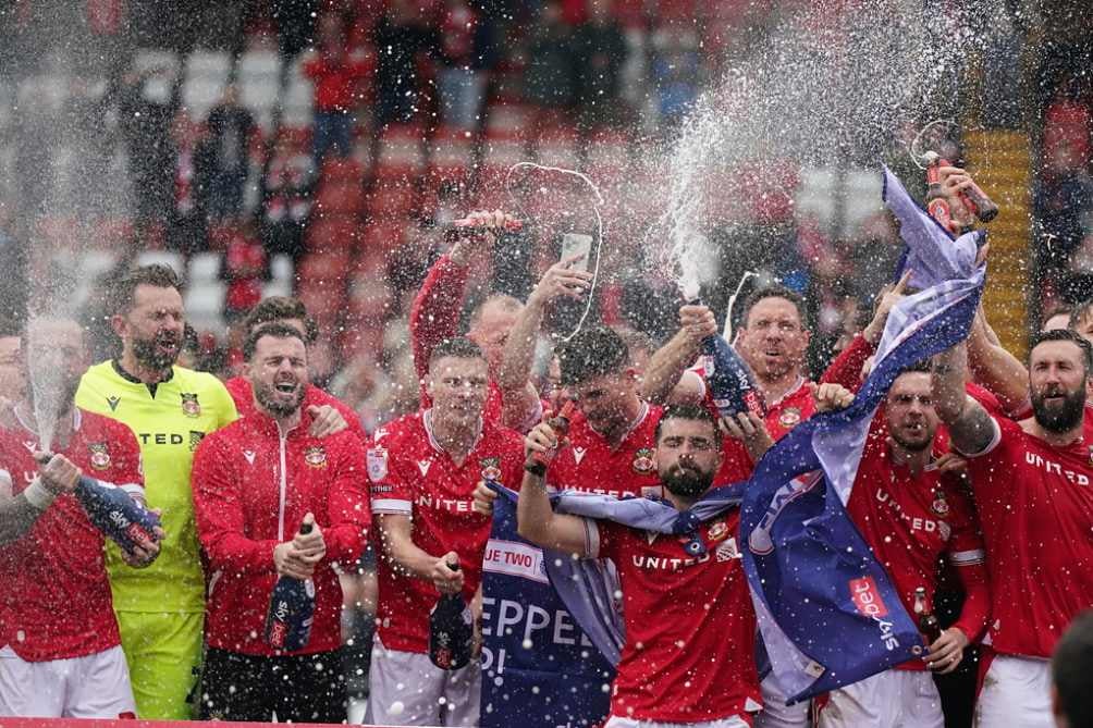 Jugadores celebran el ascenso 