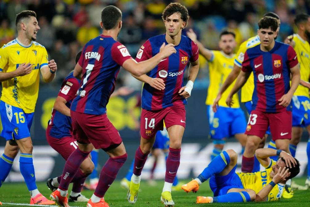 Joao Felix es felicitado en su gol ante Cádiz