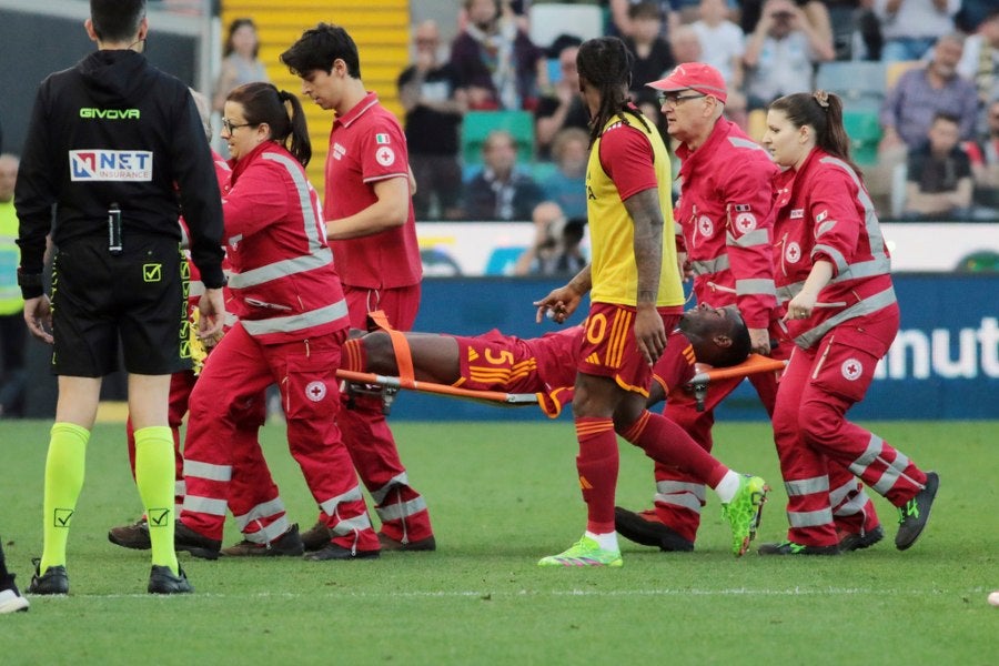 Evan Ndicka se desplomó en la cancha