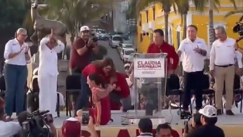 Claudia Sheinbaum sufre caída mientras bailaba en evento de campaña