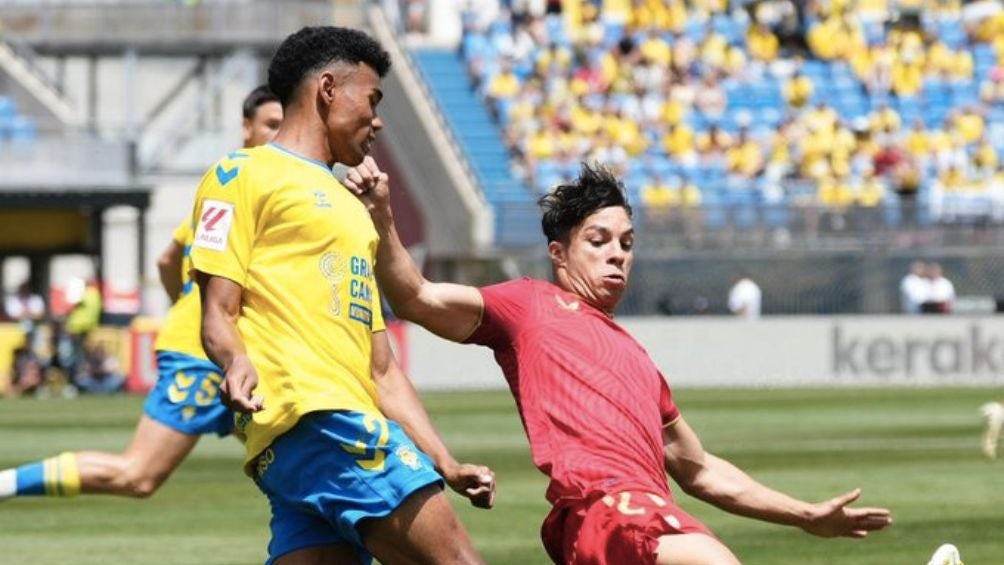 Oliver Torres disputa un balón en Gran Canaria