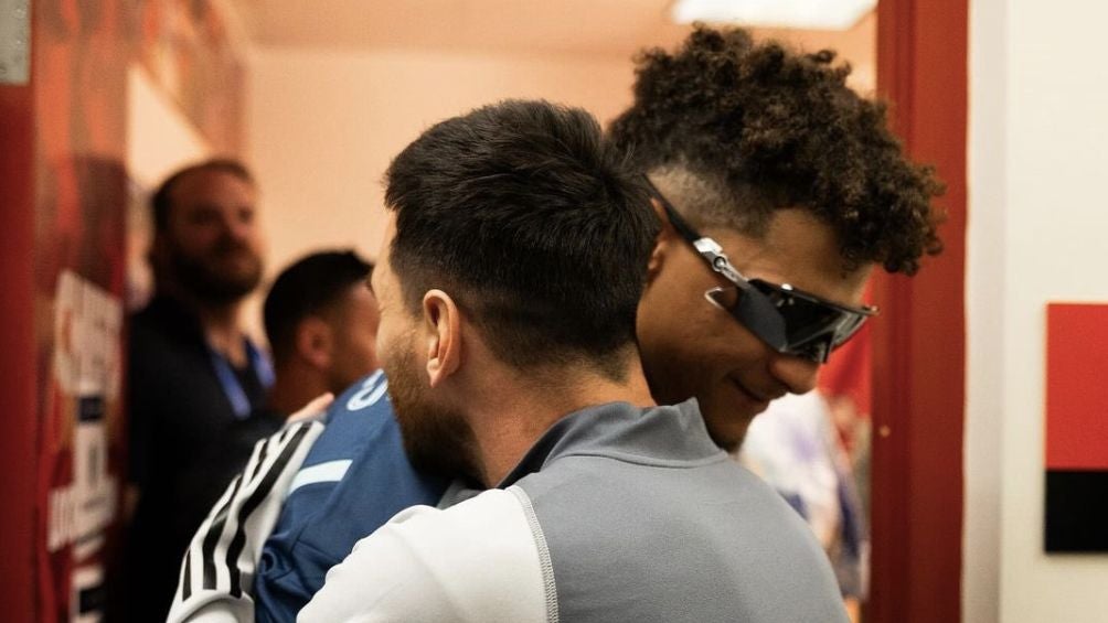 Mahomes se abraza con Messi antes del juego del Inter Miami