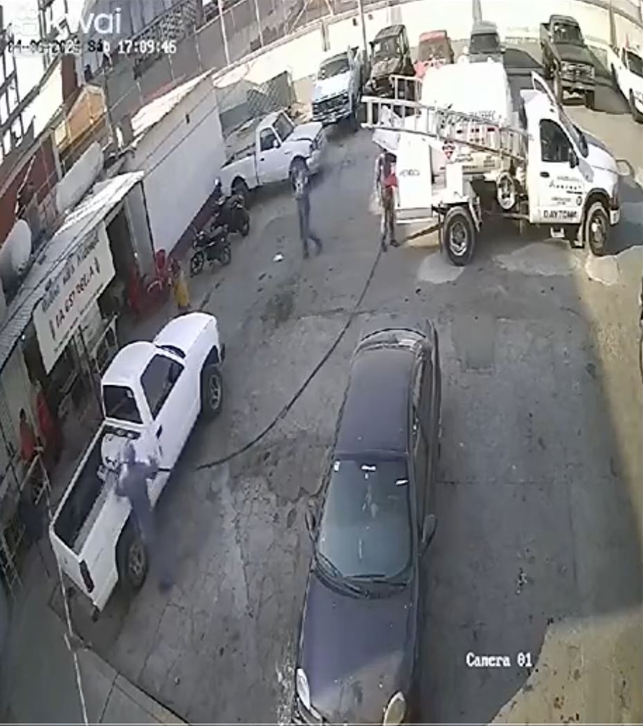 Los trabajadores de la gasera abastecían a una camioneta.