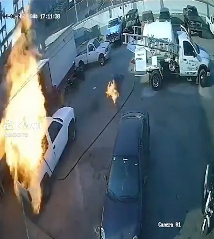 Un trabajador sale corriendo con su uniforme en llamas.