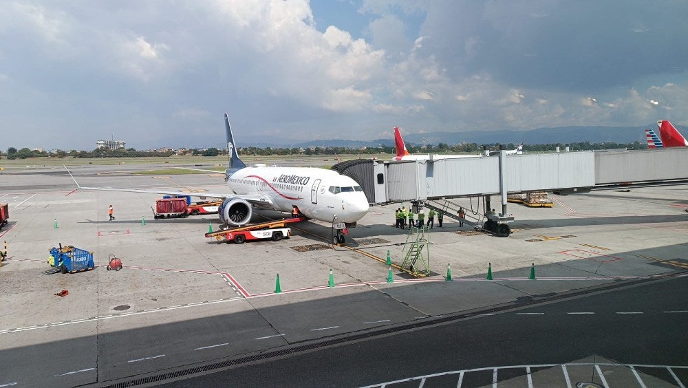 Los pasajeros deben de esperar al próximo vuelo.