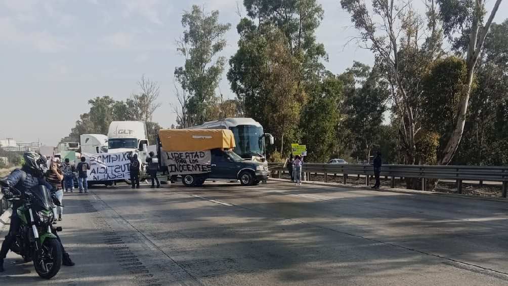 Manifestantes exigen a autoridades les entreguen el cuerpo de un hombre fallecido. 