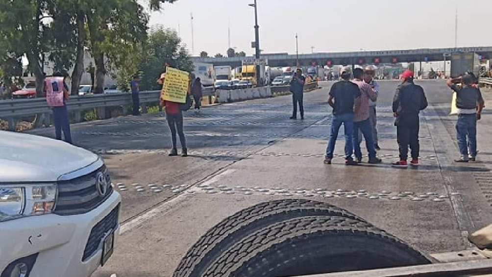 La protesta ya lleva varias horas y ha provocado kilómetros de autos detenidos. 