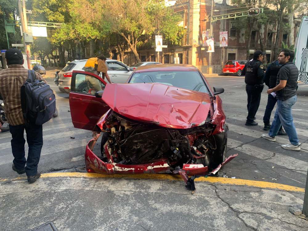 Testigos indican que el auto trató de ganarle el paso al camión.