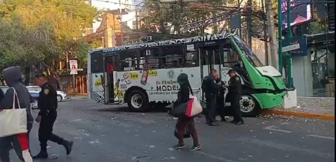 El autobús detuvo su camino por los postes que se le pusieron enfrente.