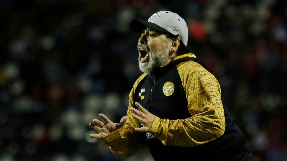 Maradona dirigiendo en México