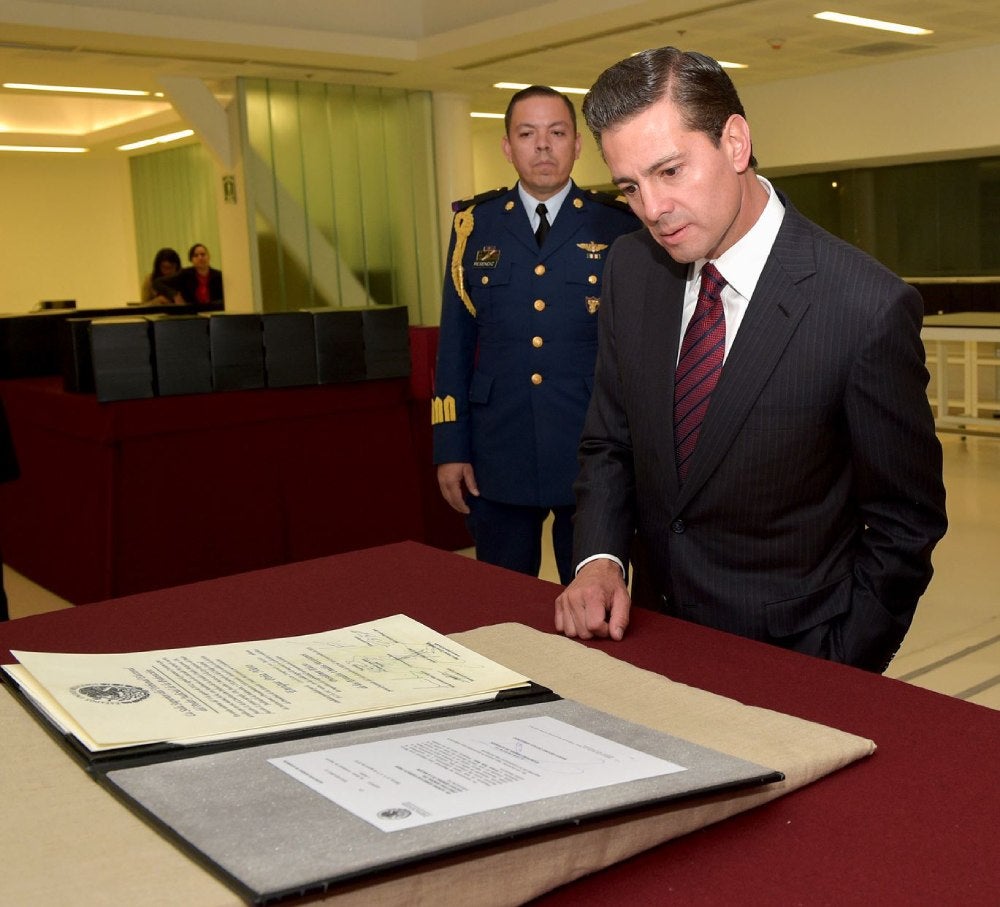 Peña Nieto trata de explicar de dónde viene su fortuna.