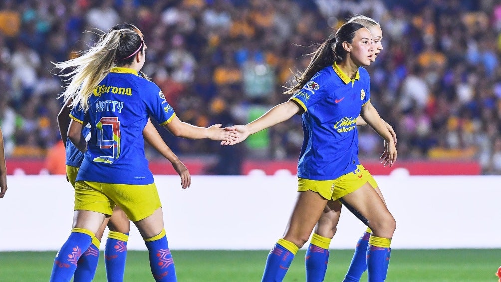 Las Águilas festejando gol