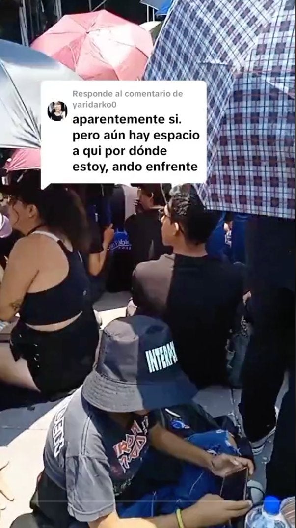 Es mejor estar sentado en lo que empieza el show.