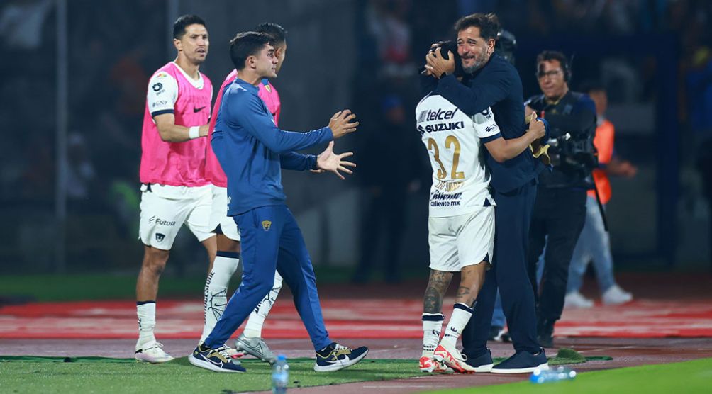 Gustavo Lema abraza a Leo Suárez tras el 2-1 de Pumas ante América