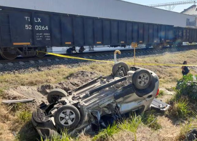 La camioneta dio varias vueltas antes de quedar a medio camino.