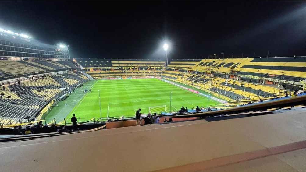 ¡Todo por el equipo! Aficionados hacen 'magia negra' afuera del estadio de Peñarol