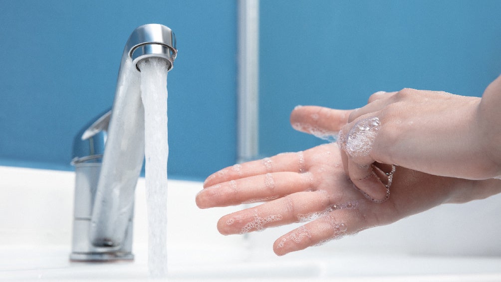 En el agua se encontraron residuos de aceites y contaminantes.