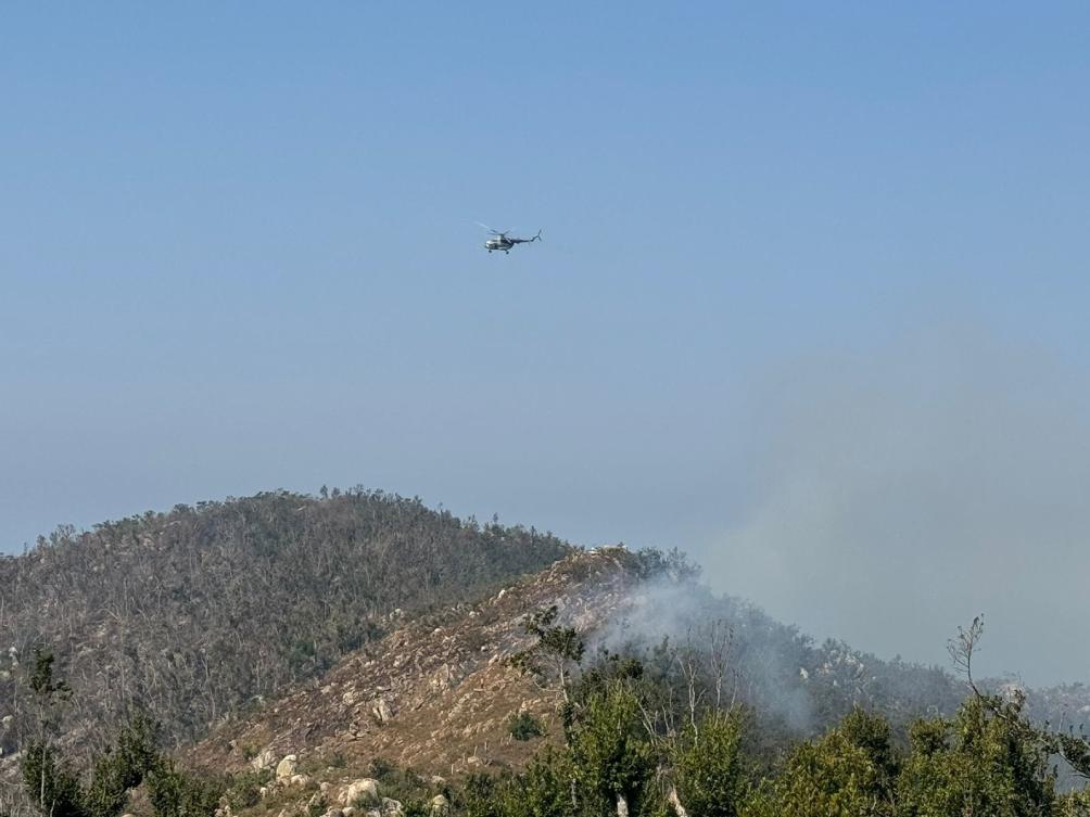 Un helicóptero de SEDENA apoya en labores de apagar el incendio