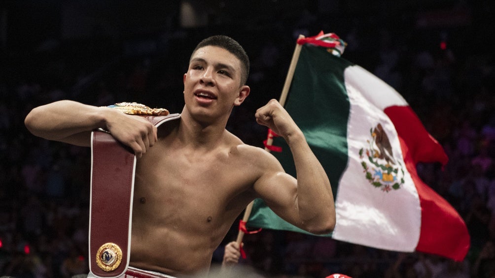 Munguía sobre el ring con el cinturón 