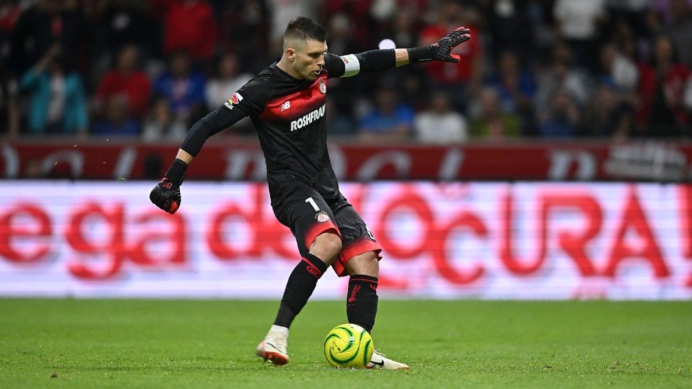 ¡Fin de la racha! Tiago Volpi falla sus primeros dos penales con Toluca contra Cruz Azul