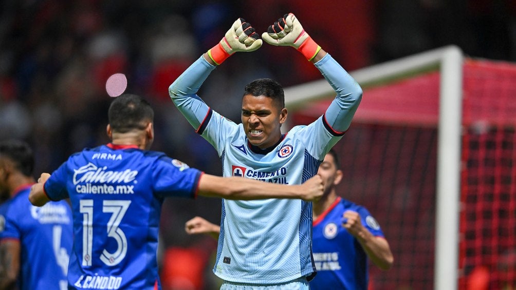 Cruz Azul festejando los penales fallados de Volpi