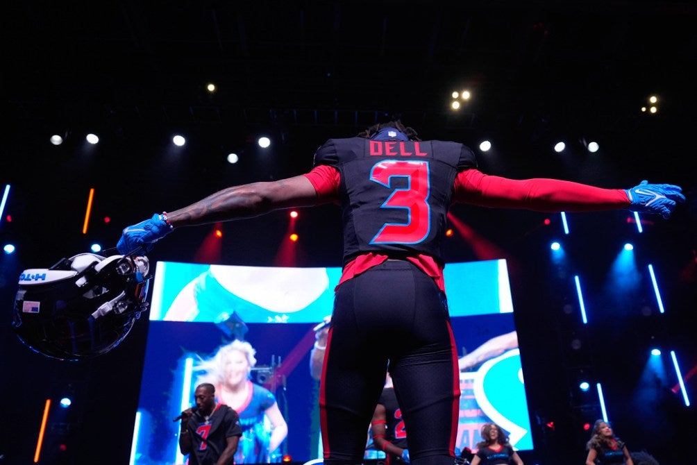 Dell durante la presentación del uniforme de los Texans