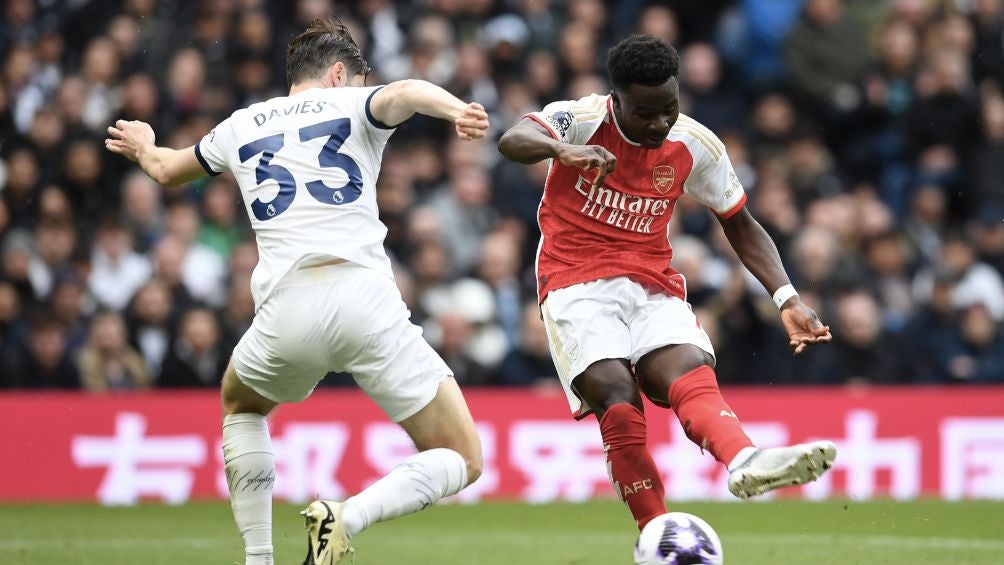 Saka en el partido ante Tottenham