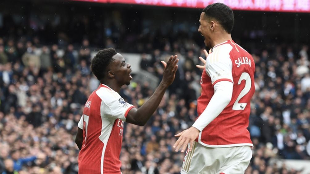 Bukayo Saka celebra con Saliba