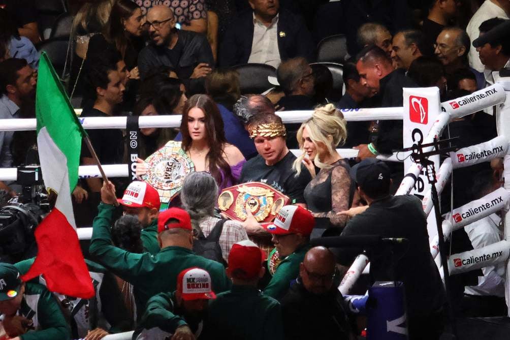 Canelo Álvarez en celebración tras su pelea ante Ryder