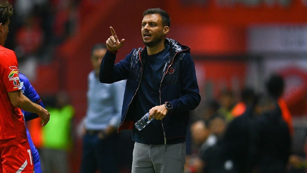 Anselmi dirigiendo a Cruz Azul ante Toluca