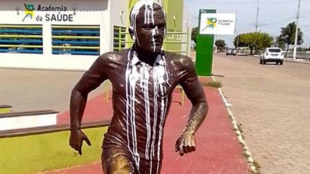 Estatua de Dani Alves pintada