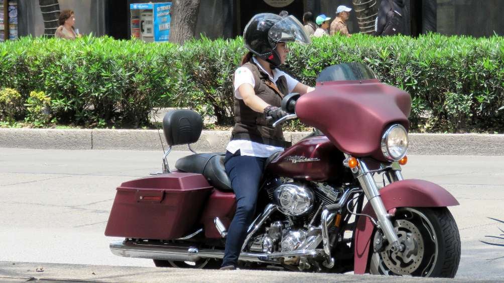 La ley actualmente sólo pide usar casco a conductores y pasajeros de moto. 