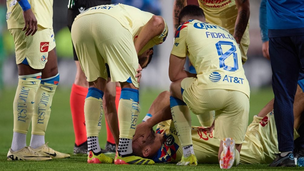 Compañeros de América consolando a Cáceres