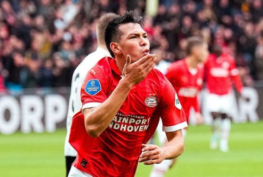 Lozano célèbre un but avec le PSV