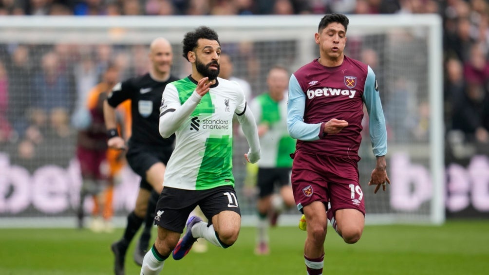 Edson en el partido ante el Liverpool 