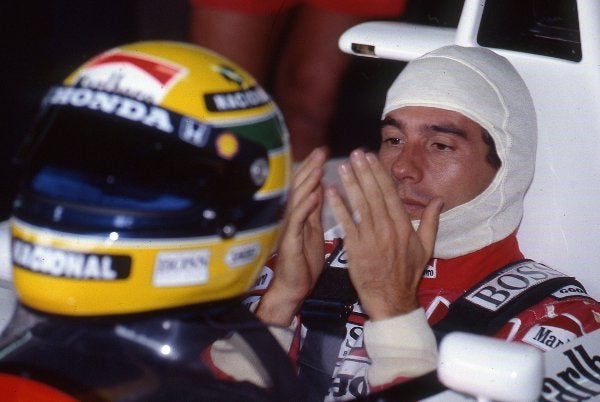 Ayrton Senna se quita el casco