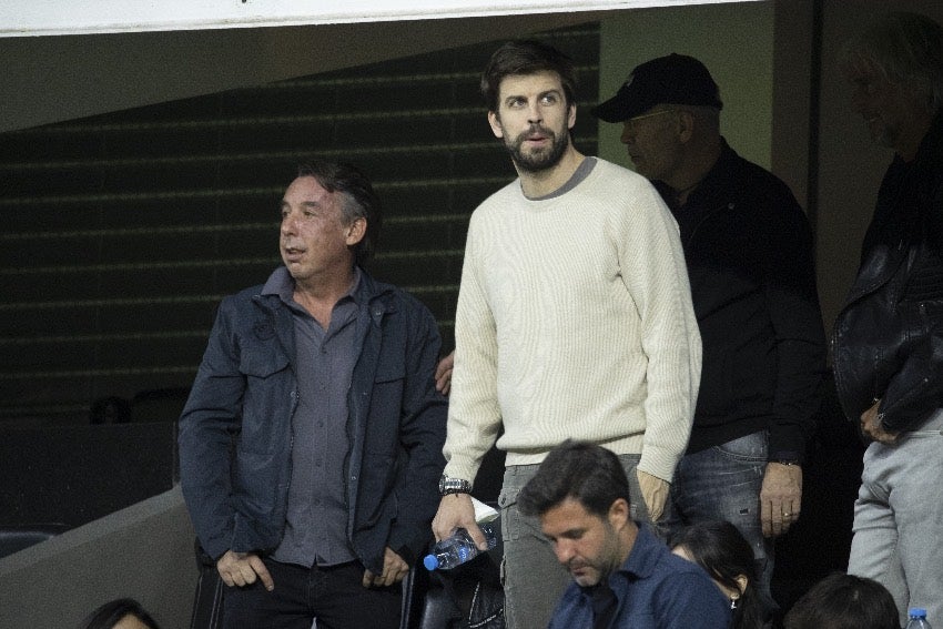 Piqué en un partido en el Estadio Azteca con Emilio Azcárraga