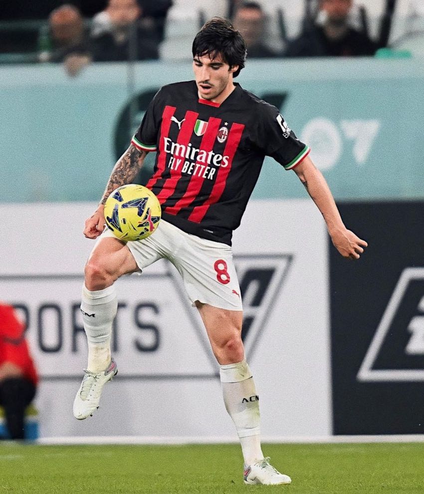 Sandro Tonali cuando jugaba con AC Milan