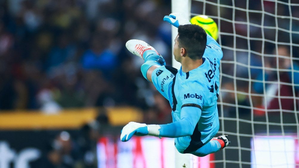 Julio González, portero de Pumas atajando un penal