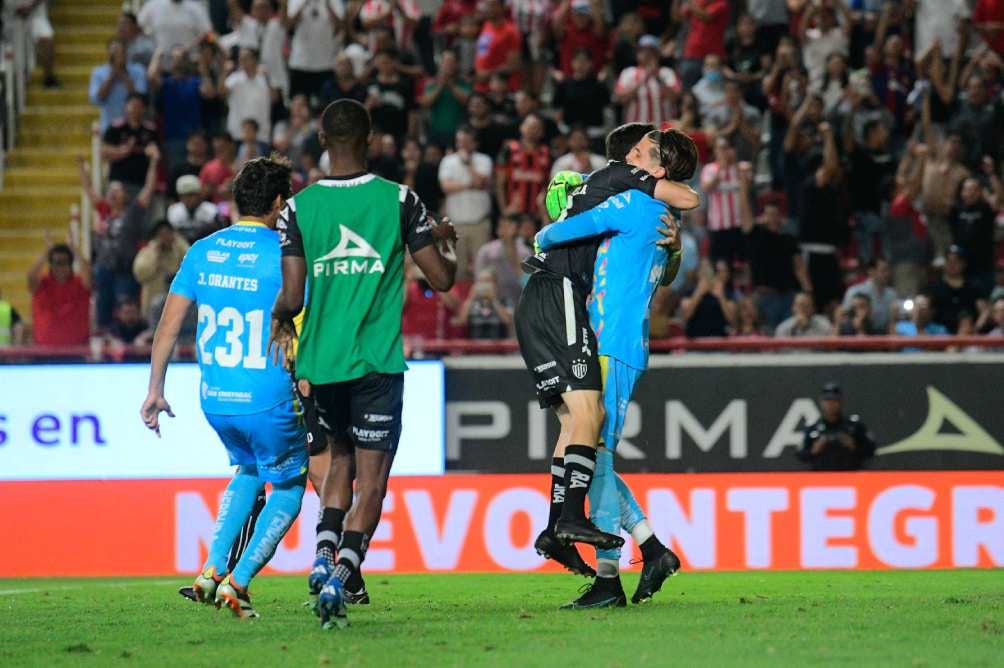 Necaxa en celebración tras vencer a Gallos en penales