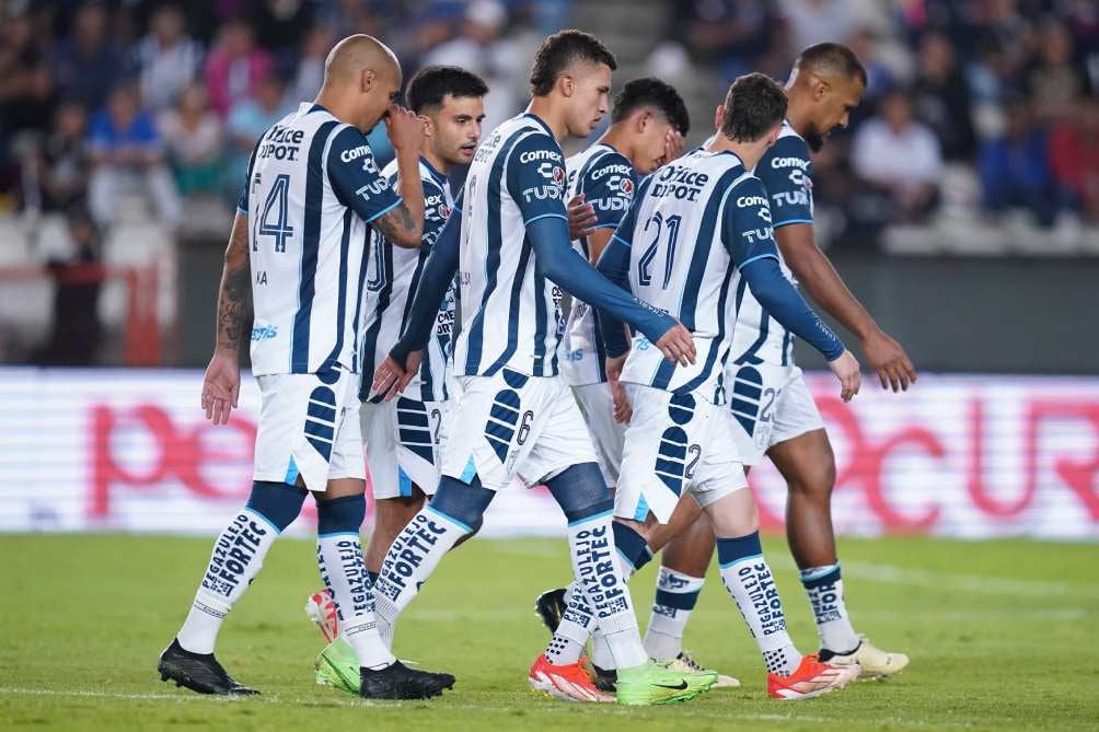 Jugadores de Pachuca en lamento tras el juego ante Pumas