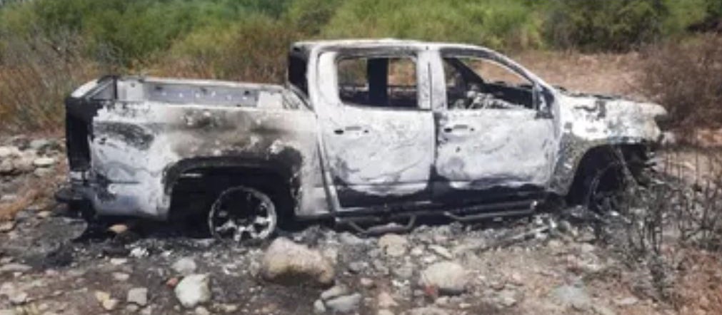 La camioneta de los surfistas fue quemada y abandonada.