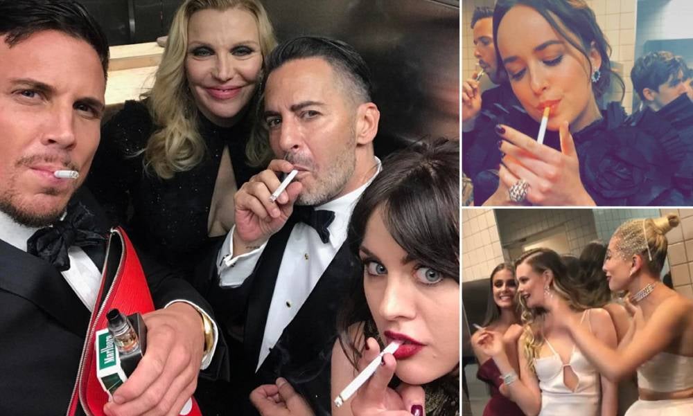 El diseñador Marc Jacobs. la modelo Darkota Johnson captados fumando en los baños de la Met Gala 