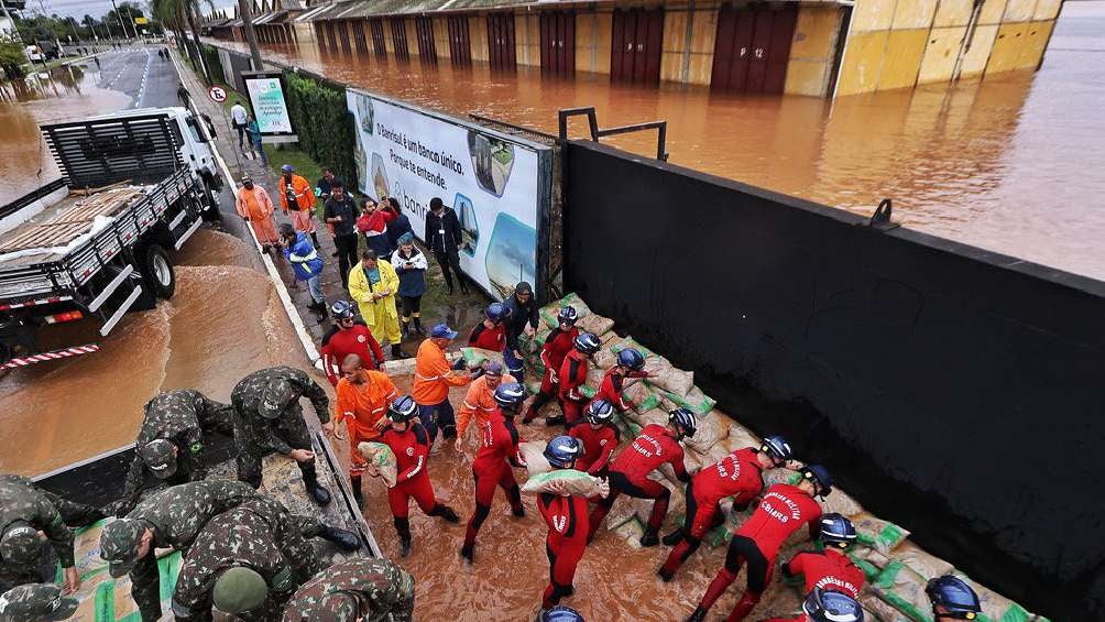 Cuerpos de emergencia buscan ayudas a los miles de damnificados. 