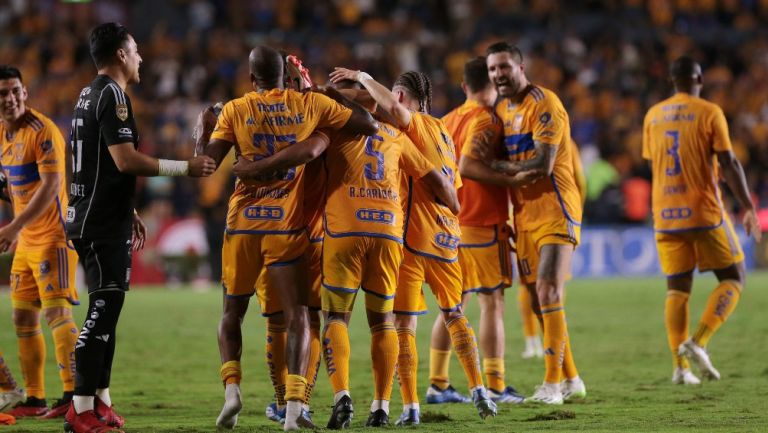 El equipo de los Felinos celebra un gol